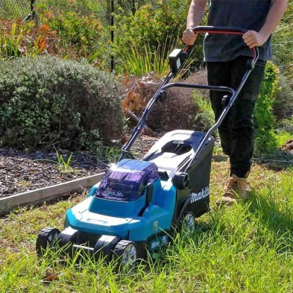 MAKITA DLM382PF4 38cm Rasenmäher 2x18V (4 x 3,0 Ah) - immagine 2